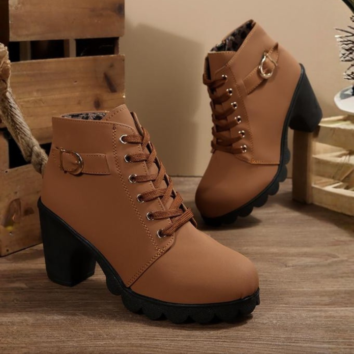 Katni - Chic Veterschoenen met Metalen Gesp en Chunky Enkellaarsjes