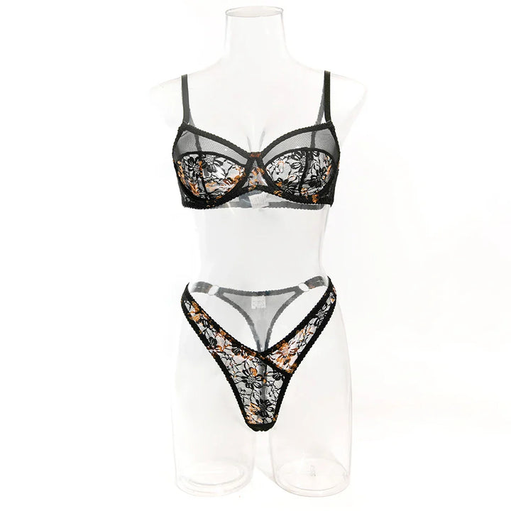 Verborgen Schoonheid in Gouden Lingerie